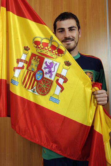 Iker Casillas, capitán de la Selección española, repasaba el estado de La Roja y cómo estaban sus compañeros a horas de jugar el trascendental encuentro. Para el portero, ni él ni ninguno de sus compañeros, se veían perdedores ante los holandeses: “Ni yo ni ningún español queremos ser segundos. Hemos llegado a la final y queremos ponerle la guinda al pastel. Hace dos años ganamos la Eurocopa y ahora tenemos la posibilidad de disputar una final de un Mundial: ése el éxito de esta Selección”.