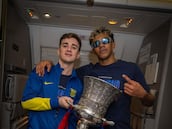 La celebración de los jugadores del Barça en el trayecto de vuelta