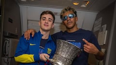 La celebración de los jugadores del Barça en el trayecto de vuelta