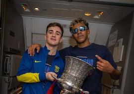 La celebración de los jugadores del Barça en el trayecto de vuelta