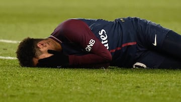 Paris (France), 25/02/2018.- Neymar Jr (C) of Paris Saint Germain reacts after a shock during the French Ligue 1 soccer match between Paris Saint-Germain (PSG) and Olympique de Marseille at the Parc des Princes stadium in Paris, France, 25 February 2018. 