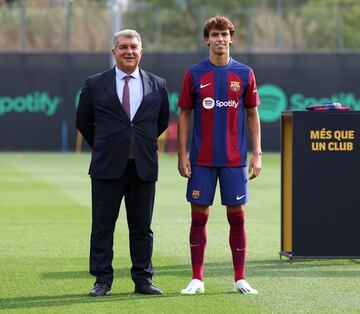 El presidente del club catalán, Joan Laporta, posando junto a su nuevo fichaje.