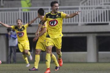 El argentino, formado en U. Católica, ha tenido pasos por Coquimbo Unido, U. de Concepción, San Luis, entre otros. En el presente, juega en Unión Española.