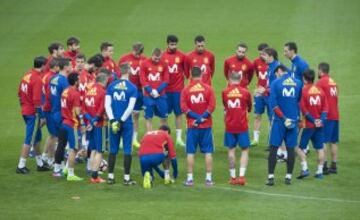 Lopetegui charla con el grupo. 