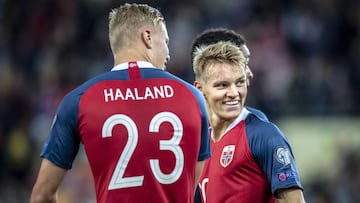 Haaland y Odegaard durante un partido de clasificaci&oacute;n para la Eurocopa contra Malta. 