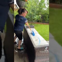 Vídeo: Madre mexicana aprovecha paso del huracán Hilary y sale a lavar su sillón