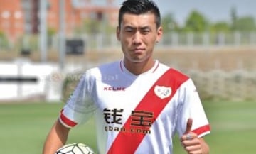 El también conocido como Dudú, del Rayo Vallecano, podría convertirse en el jugador chino más caro de la historia tras la oferta que tiene de 20 millones de euros al año por el Hebei Fortune, donde juega Ezequiel Lavezzi y dirige Manuel Pellegrini. Este volante quiere seguir haciendo historia, pues hace un año se convirtió en el primer oriundo de China en jugar en España.