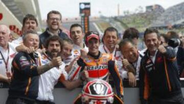 Márquez celebra con su equipo la victoria.