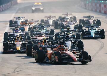 Salida del esprint del Gran Premio de Azerbaiy¨¢n en el circuito de Bak¨². Charles Leclerc mantuvo la primera posici¨®n.
