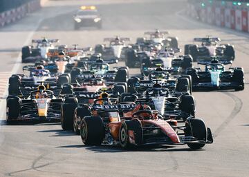 Salida del esprint del Gran Premio de Azerbaiyán en el circuito de Bakú. Charles Leclerc mantuvo la primera posición.