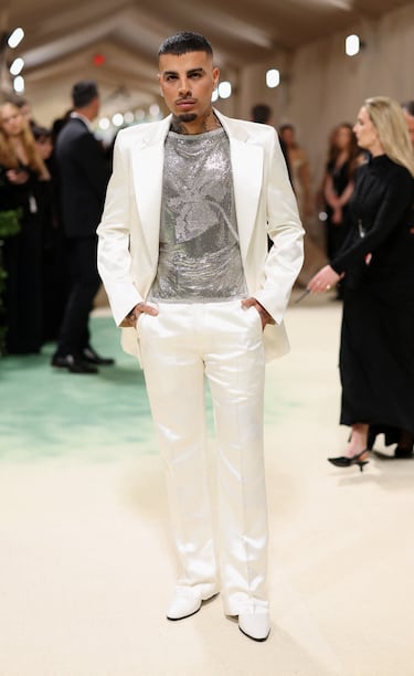 Singer Rauw Alejandro wore a white suit with a silver Ludovic shirt.