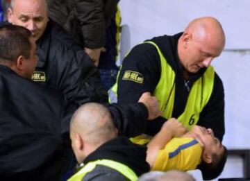 Los miembros de los servicios de seguridad húngaros se emplearon a fondo con los aficionados turcos durante el partido de Euroliga femenina de baloncesto, primera ronda del Grupo B, Fenerbahce vs UE Sopron en Sopron.