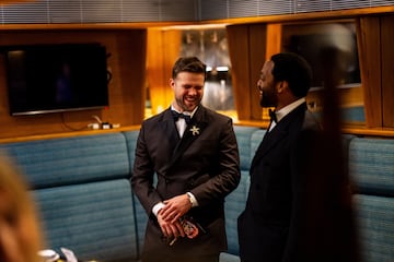 Leo Woodall y Chiwetel Ejiofor durante los premios BAFTA 2025.