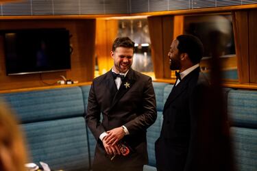 Leo Woodall y Chiwetel Ejiofor durante los premios BAFTA 2025.