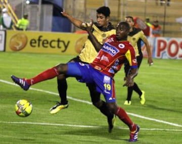 El delantero Leonardo Castro (izquierda, con la camiseta de Águilas Pereira) estará con Universitario de Sucre, de Bolivia, en el Grupo 3