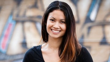 Melanie Perkins, la CEO y fundadora de Canva, sonriendo a c&aacute;mara en una foto de perfil con un graffiti al fondo. 