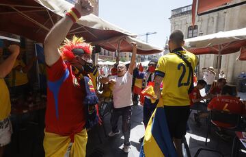 Las calles de Sevilla vibran con los seguidores espa?oles y suecos que ver¨¢n esta noche el debut de sus selecciones.