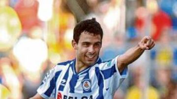 <b>DESTINO. </b>De Cerio , que vuelve al once, señala el camino del ascenso.