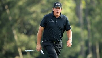 El golfista estadounidense Phil Mickelson reacciona durante un hoyo en el Masters de Augusta 2019.