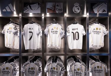Tienda del Bernabéu con las camisetas de Mbappé.