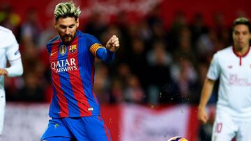 Leo Messi disputa un balón ante Mariano en el FC Barcelona-Sevilla de la Liga Santander.