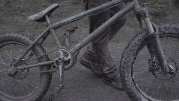En el tercer episodio de Fingers Crossed se puede ver la BMX de doble suspensión por los senderos del Revolution Bikepark pillando barro.