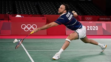 TOPSHOT - Guatemala&#039;s Kevin Cordon hits a shot to South Korea&#039;s Heo Kwang-hee in their men&#039;s singles badminton quarter final match during the Tokyo 2020 Olympic Games at the Musashino Forest Sports Plaza in Tokyo on July 31, 2021. (Photo by Alexander NEMENOV / AFP)