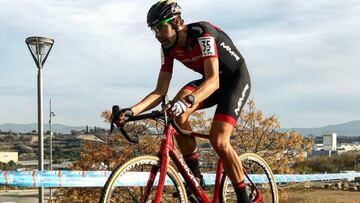 David Valero rueda con una de las bicicletas que le robaron durante una prueba de ciclocross.