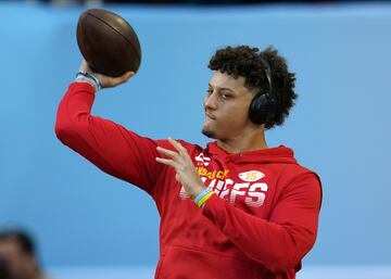 Patrick Mahomes calienta previo al encuentro ante los San Francisco 49ers en el Super Bowl LIV