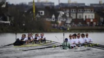 Las tripulaciones de Oford (izquierda) y Cambridge se entrenan en aguas del Támesis.