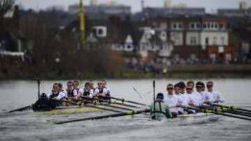 Las tripulaciones de Oford (izquierda) y Cambridge se entrenan en aguas del T&aacute;mesis. 