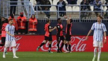 1-2. Hemed celebró con sus compañeros el segunto gol conseguido de penalti.