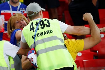 Ugly scenes in the stands during Serbia 0 - 2 Brazil