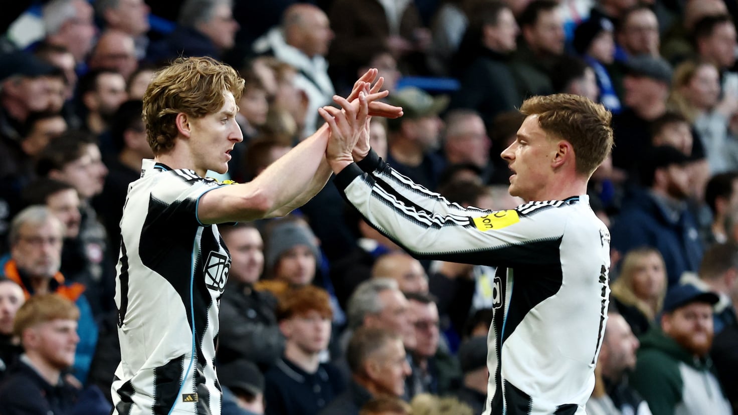 Jugadores del Chelsea y el árbitro Paul Tierney