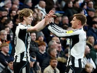 Soccer Football - Premier League - Chelsea v Newcastle United - Stamford Bridge, London, Britain - March 14, 2026 Newcastle United's Anthony Gordon celebrates scoring their first goal with Harvey Barnes REUTERS/David Klein EDITORIAL USE ONLY. NO USE WITH UNAUTHORIZED AUDIO, VIDEO, DATA, FIXTURE LISTS, CLUB/LEAGUE LOGOS OR 'LIVE' SERVICES. ONLINE IN-MATCH USE LIMITED TO 120 IMAGES, NO VIDEO EMULATION. NO USE IN BETTING, GAMES OR SINGLE CLUB/LEAGUE/PLAYER PUBLICATIONS. PLEASE CONTACT YOUR ACCOUNT REPRESENTATIVE FOR FURTHER DETAILS..