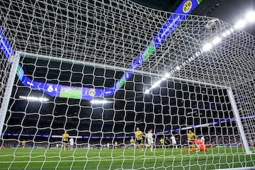 5-2. Hat-trick del brasileño. Vinicius pela, disputa y recupera el balón, se va de su marca y define con la zurda, alto, para superar a Gregor Kobel.