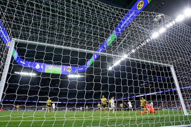 5-2. Hat-trick del brasileño. Vinicius pela, disputa y recupera el balón, se va de su marca y define con la zurda, alto, para superar a Gregor Kobel.