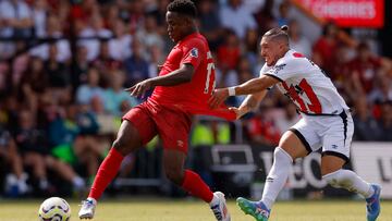 Soccer Football - Pre Season Friendly - AFC Bournemouth v Rayo Vallecano - Vitality Stadium, Bournemouth, Britain - August 4, 2024 AFC Bournemouth's Luis Sinisterra in action with Rayo Vallecano's Alfonso Espino Action Images via Reuters/Andrew Couldridge