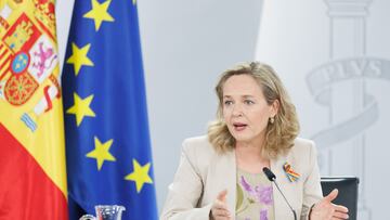 La vicepresidenta primera y ministra de Asuntos Econ¨®micos y Transformaci¨®n Digital, Nadia Calvi?o, durante una rueda de prensa posterior a la reuni¨®n del Consejo de Ministros, en el Palacio de la Moncloa, a 27 de junio de 2023, en Madrid (Espa?a). El Consejo de Ministros ha aprobado, a propuesta del Ministerio de Ciencia e Innovaci¨®n, la Convocatoria TransMisiones de la Agencia Estatal de Investigaci¨®n (AEI) y el Centro para el Desarrollo Tecnol¨®gico y la Innovaci¨®n (CDTI) dotada con 130 millones de euros. Esta iniciativa se enmarca dentro del Plan de Transferencia y Colaboraci¨®n aprobado el pasado mes de diciembre en Consejo de Ministros, cuyo objetivo es fortalecer los v¨ªnculos entre el sector p¨²blico y el privado en investigaci¨®n, desarrollo e innovaci¨®n, para aumentar el impacto socioecon¨®mico de la inversi¨®n p¨²blica en investigaci¨®n e impulsar la capacidad innovadora de las empresas espa?olas.
27 JUNIO 2023;CONSEJO DE MINISTROS;SUBVENCIONES;AYUDA;GOBIERNO
Eduardo Parra / Europa Press
27/06/2023