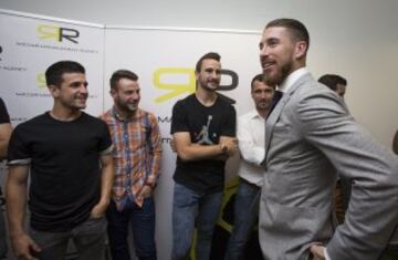 La inauguración de RR Soccer Management Agency en Sevilla contó con la presencia de Sergio Ramos y numerosas personalidades del mundo del fútbol.