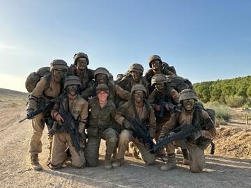 La princesa Leonor posa con el resto del grupo con el que ha realizado la instrucción militar en Zaragoza. 