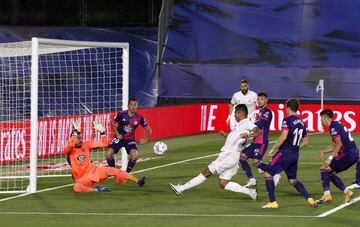 Casemiro acudió al rechace de la parada de Roberto.