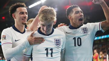 London (United Kingdom), 17/11/2024.- England's Anthony Gordon (C) celebrates with team mates after he scores the 2-0 goal during the UEFA Nations League match between England and the Republic of Ireland in London, Great Britain, 17 November 2024. (Gran Bretaña, Irlanda, Reino Unido, Londres) EFE/EPA/NEIL HALL