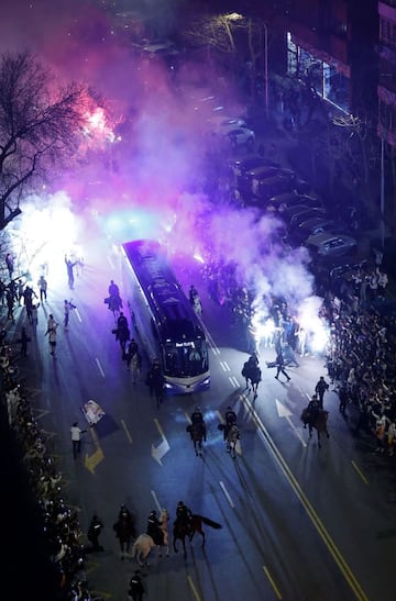 Cientos de seguidores recibieron al autobs de los jugadores del Real Madrid a su llegada al Benabu. El ambiete fue el de las grandes noches.