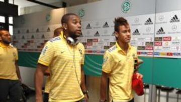 <b>CONSEJERO. </b>Robinho junto a Neymar en una concentración con Brasil. Detrás de ellos, Dani Alves.