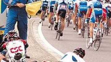 <b>JORNADA INFERNAL. </b>Prácticamente en cada curva había un incidente, a lo que ayudó en gran medida la lluvia que acompañó al pelotón durante casi todo el recorrido.