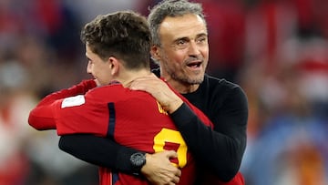 Soccer Football - FIFA World Cup Qatar 2022 - Group E - Spain v Costa Rica - Al Thumama Stadium, Doha, Qatar - November 23, 2022 Spain coach Luis Enrique celebrates with Gavi after the match REUTERS/Carl Recine