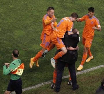 1-2. Rodrigo De Paul celebra el segundo tanto con sus compañeros.