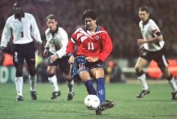 Marcelo Salas: goleador histórico de la Roja con 37 goles. Un delantero letal de finales de los 90 y la primera década del nuevo milenio.
