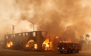 El humo y los escombros llenan el aire mientras una estructura en Lake Avenue.